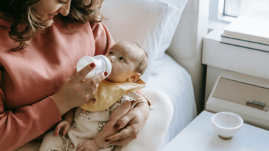 Formula Feeding Vs Breastfeeding: A Guide for New Moms Making the Choice